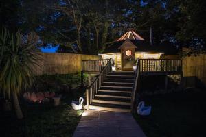Praze an BeebleにあるRomantic Treehouse with Hot Tub & BBQ Lodgeの階段付きの小さなガゼボ、