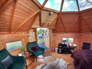 Zona d'estar a Romantic Treehouse with Hot Tub & BBQ Lodge