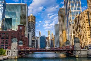 uma ponte sobre um rio numa cidade com edifícios altos em Loews Chicago Hotel em Chicago