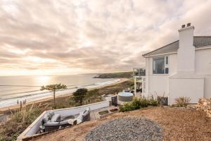 a beach house with a view at Blue Yonder, Praa Sands in Praa Sands