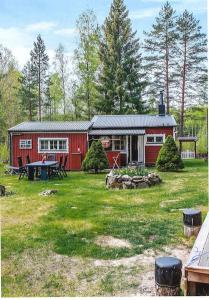 a red barn with a picnic table in a yard at Eden (Natur & lugnet) in Örebro