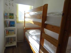 a couple of bunk beds in a room at Kustverhuur, Vakantiepark Fort Soleil 23 in Breskens