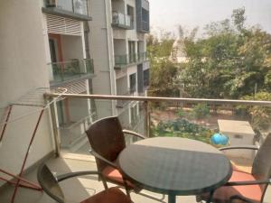 a balcony with a table and chairs on a balcony at Aquaview in Bijilo