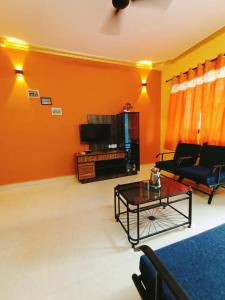 TV a/nebo společenská místnost v ubytování Beach Shalom Luxury Apartment and Villa Colva