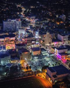 una vista aérea de una ciudad por la noche en Loews Hollywood Hotel, en Los Ángeles