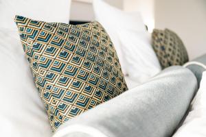 a tie sitting on top of a couch at Clounys Hotel in Hamburg