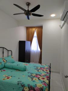 Schlafzimmer mit einem Bett und einem Deckenventilator in der Unterkunft Homestay Greenway in Pasir Gudang