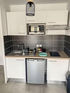 a kitchen with a sink and a microwave at CAPRI - Sublime T2 Patte d'oie (Netflix, Terrasse) in Toulouse