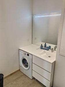 a bathroom with a washing machine and a sink at CAPRI - Sublime T2 Patte d'oie (Netflix, Terrasse) in Toulouse