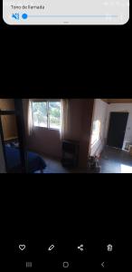 una imagen de una sala de estar con ventana en Jeluma1 en Vaqueros