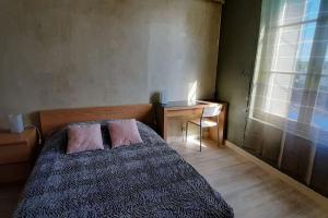 sypialnia z łóżkiem, biurkiem i oknem w obiekcie Vaste appartement avec vue sur la Vienne w mieście Chinon