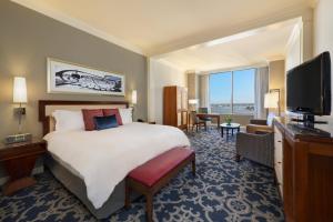 ニューオーリンズにあるロウズ ニューオーリンズ ホテルのベッドとテレビが備わるホテルルームです。