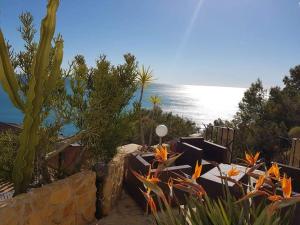 una vista sull'oceano da un giardino fiorito di Villa Marina a Jávea