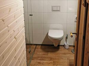 een badkamer met een toilet en een toiletborstel bij Holiday home Flatraket IV 