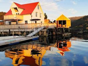 een huis en zijn reflectie in het water bij Holiday home Flatraket IV 