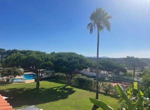 O vedere a piscinei de la sau din apropiere de Beautiful apartment set in the heart of Quinta