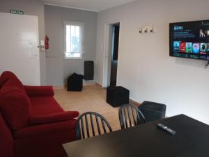 - un salon avec un canapé rouge et une table dans l'établissement El Espacio, à Junín