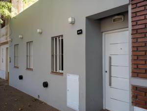 胡宁El Espacio的白色的建筑,有白色的门和窗户