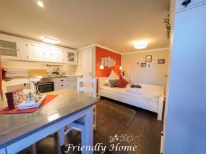 Kuchyň nebo kuchyňský kout v ubytování Friendly Home - Doppelappartement "Vitality" Koeln Bonn Phantasialand
