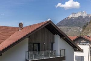 a house with a balcony with a mountain in the background at Duingt-Entre Lac et Taillefer 2 pas piste cyclable et lac par LLA Selections by Location lac Annecy in Duingt