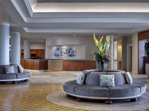 eine Lobby mit einer Couch mit einer Blumenvase in der Unterkunft Loews Coronado Bay Resort in San Diego