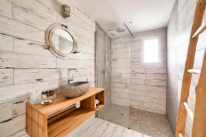 Kúpeľňa v ubytovaní Maison pour 9 - Jacuzzi - 300m de la plage