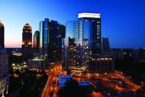 widok na miasto w nocy z budynkami w obiekcie Loews Atlanta Hotel w Atlancie