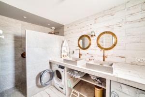 Kúpeľňa v ubytovaní Maison pour 9 - Jacuzzi - 300m de la plage