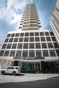 JC SUITES في المنامة: سيارة بيضاء متوقفة أمام مبنى