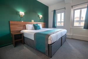 Postel nebo postele na pokoji v ubytování Castlefield Hotel