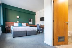 Postel nebo postele na pokoji v ubytování Castlefield Hotel