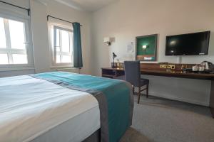 Postel nebo postele na pokoji v ubytování Castlefield Hotel