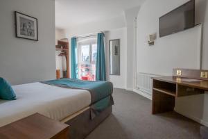 Postel nebo postele na pokoji v ubytování Castlefield Hotel