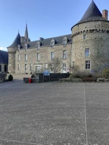 Fotografia z galérie ubytovania Charming detached 2 bedroom ancient house in medieval quarter of a small town in the Pays de la Loire, France v destinácii Sillé-le-Guillaume