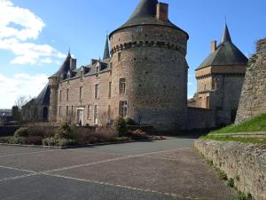 Fotografia z galérie ubytovania Charming detached 2 bedroom ancient house in medieval quarter of a small town in the Pays de la Loire, France v destinácii Sillé-le-Guillaume