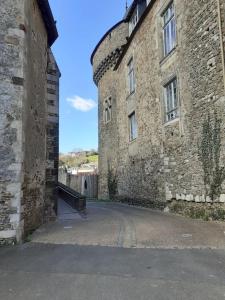 Fotografia z galérie ubytovania Charming detached 2 bedroom ancient house in medieval quarter of a small town in the Pays de la Loire, France v destinácii Sillé-le-Guillaume