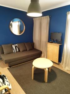 sala de estar con sofá, mesa y espejo en Fabulous Apartaments, en Lisboa