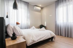 Postel nebo postele na pokoji v ubytování Piraeus Deluxe 2BDR Apt - near metro and port