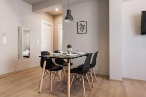 TV a/nebo společenská místnost v ubytování Piraeus Deluxe 2BDR Apt - near metro and port