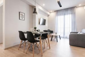 Posezení v ubytování Piraeus Deluxe 2BDR Apt - near metro and port
