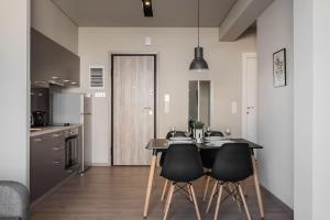 Kuchyň nebo kuchyňský kout v ubytování Piraeus Deluxe 2BDR Apt - near metro and port