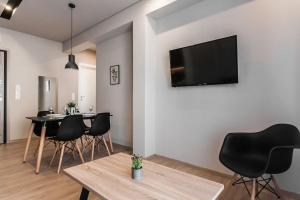 TV a/nebo společenská místnost v ubytování Piraeus Deluxe 2BDR Apt - near metro and port
