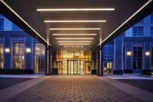 un vestíbulo vacío de un edificio por la noche en Loews Chicago O'Hare Hotel en Rosemont