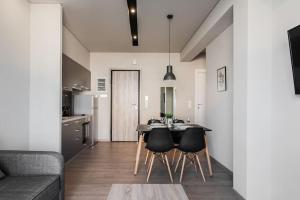 Kuchyň nebo kuchyňský kout v ubytování Piraeus Deluxe 2BDR Apt - near metro and port