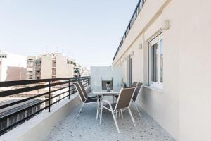 Balkón nebo terasa v ubytování Piraeus Deluxe 2BDR Apt - near metro and port