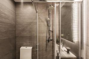 Koupelna v ubytování Piraeus Deluxe 2BDR Apt - near metro and port