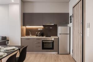 Kuchyň nebo kuchyňský kout v ubytování Piraeus Deluxe 2BDR Apt - near metro and port