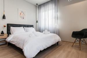 Postel nebo postele na pokoji v ubytování Piraeus Deluxe 2BDR Apt - near metro and port