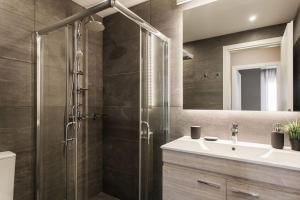 Koupelna v ubytování Piraeus Deluxe 2BDR Apt - near metro and port + 14 fotografií