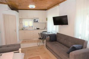 TV a/nebo společenská místnost v ubytování Safe and cozy studio in Xanthi!